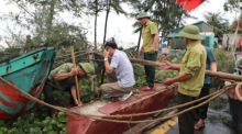 ChatGPT said: Menschen sichern in Thanh Hoa ihre Boote an Land, während Taifun Kajiki auf Vietnams Küste zusteuert und Evakuierungen vorbereitet werden. Foto: epa/Vietnam News Agency