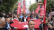 Anhänger der CHP protestieren in Istanbul gegen die Absetzung von Parteichef Özgür Özel nach einem umstrittenen Gerichtsurteil. Foto: epa/Stringer