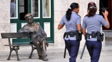 Polizistinnen gehen an der Chopin-Statue auf dem Platz San Francisco de Asís in Havanna vorbei, enthüllt zum 200. Geburtstag des Komponisten. Foto: ALEJANDRO ERNESTO/epa