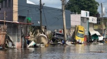 Überflutete Straße in Poza Rica nach heftigen Regenfällen in Mexiko. Dutzende Menschen kamen ums Leben, viele werden vermisst. Foto: epa/Miguel Victoria