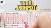 Eine Person füllt einen Eurojackpot-Schein aus (gestellte Szene). Am Dienstag gibt es eine neue Chance auf den Eurojackpot - mit 120 Millionen Euro. Foto: Bernd Weißbrod/dpa