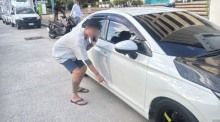 Der 35-jährige Fahrzeughalter zeigt die Einschusslöcher in der Fahrertür seines Honda City. Bild: TMN.TV