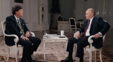 Der rechte US-Talkmaster Tucker Carlson (l) führt ein Interview mit Wladimir Putin, Präsident von Russland. Foto: Tucker Carlson Network/Zuma Press Wire/dpa