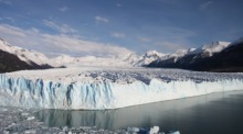Blick auf den Gletscher Perito Moreno, der im Nationalpark Los Glaciares seinen zyklischen Bruchprozess begonnen hat. Foto: epa/Stringer