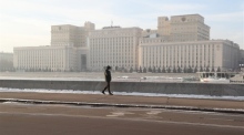 Ein Mensch geht vor dem Gebäude des russischen Verteidigungsministeriums in Moskau spazieren. Foto: epa/Maxim Shipenkov