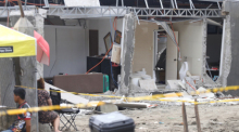 Anwohner sitzen neben einem beschädigten Haus nach einem starken Erdbeben im Süden der Philippinen. Foto: Manman Dejeto/Ap/dpa