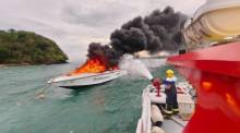 Einsatzkräfte der Provinzverwaltungsorganisation Phuket bekämpfen den Brand auf einem Speedboot in der Makham-Bucht vor Phuket. Foto: Newshawk Phuket