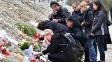 Die Angehörigen der Opfer legen während eines Gedenkgottesdienstes in Tempi, nahe der Stadt Larissa, Kerzen und Blumen an der Unglücksstelle ab. Foto: epa/Apostolis Domalis