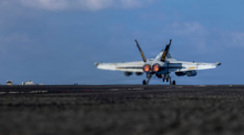 Ein US-Kampfflugzeug vom Typ EA-18G Growler startet vom Flugdeck des Flugzeugträgers USS Abraham Lincoln im Indischen Ozean. Foto: Seaman Daniel Kimmelman/Us Navy/ap/dpa