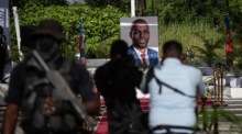 Haitis verstorbener Präsident Jovenel Moïse bei einer Gedenkfeier zum zweiten Jahrestag seiner Ermordung in Port-au-Prince. Foto: epa/Johnson Sabin