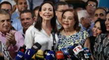 Die chavistische Oppositionsführerin Maria Corina Machado (C-L) präsentiert die Historikerin Corina Yoris (C-R). Foto: epa/Rayner Pena R.