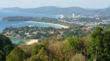 Blick über die Küstenlandschaft von Phuket mit Stränden, Hügeln und Siedlungen. Archivfoto: DER FARANG.