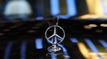 Das Mercedes-Logo auf einem Maybach SL 680 bei der Weltpremiere des neuen GLC in München. Foto: EPA/Anna Szilagyi