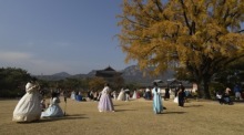 Touristen in Hanbok posieren für Fotos am Gyeongbokgung-Palast in Seoul und genießen die historische Atmosphäre. Foto: epa/Jeon Heon-kyun