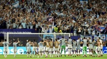 Argentiniens Spieler feiern nach dem 3:2-Sieg gegen Kap Verde im WM-Sechzehntelfinale mit ihren Fans. Foto: EPA/Ronald Wittek