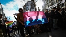 Die Mitglieder der LGBT-Gemeinschaft halten Regenbogenflaggen während einer Kundgebung zum 16. Jahrestag des Todes des türkisch-armenischen Journalisten Hrant Dink. Foto: epa/Sedat Suna