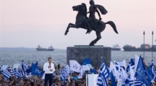 Kyriakos Mitsotakis, Parteivorsitzender der Neuen Demokratie, grüßt die Menschen, als er bei einer Wahlkampfveranstaltung in Thessaloniki auf das Podium tritt. Foto: epa/Achilleas Chiras