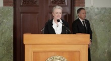 Berit Reiss-Andersen, die Vorsitzende des Nobelkomitees, verkündet im Nobelinstitut in Oslo die Gewinner des diesjährigen Friedenspreises. Foto: epa/Heiko Junge