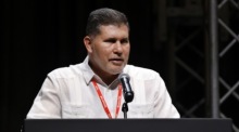 Vizepremier Oscar Pérez-Oliva spricht auf der Havanna-Messe über die Wirtschaftsstrategie der kubanischen Regierung. Foto: EPA/Ernesto Mastrascusa ’25