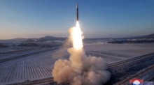 Start einer Interkontinentalrakete (ICBM) vom Typ Hwasong-18 mit festem Treibstoff an einem nicht genannten Ort in Nordkorea. Foto: epa/Kcna