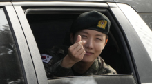 BTS-Mitglied J-Hope zeigt sich nach seiner Entlassung aus dem südkoreanischen Militärdienst Foto: dpa/Ahn Young-joon