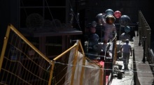 Ein Mann geht an einer Baustelle in der Moskauer Innenstadt an einem sonnigen Frühlingstag vorbei. Foto: EPA/Maxim Shipenkov
