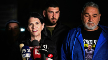 Itzik und Talik Gvili, die Eltern der israelischen Geisel Ran Gvili, sprechen in ihrem Haus im Dorf Meitar mit Journalisten, nachdem bekannt wurde, dass seine sterblichen Überreste aus dem Gazastreifen geborgen wur... Foto: AP/Ohad Zwigenberg/dpa