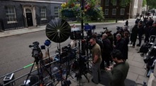 Journalisten warten vor der Downing Street 10 in London. Die Debatte über Premier Keir Starmers Zukunft hält weiter an. Foto: EPA/Andy Rain