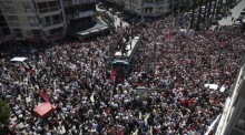 Anhänger der türkischen Oppositionspartei CHP versammeln sich zu einer Kundgebung von Ozgur Ozel in Izmir. Foto: EPA/Stringer
