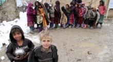 Kinder der afghanischen Aschiana-Schule stehen an, um in einem Aschiana-Zentrum in Kabul Essen zu bekommen. Foto: epa/S. Sabawoon