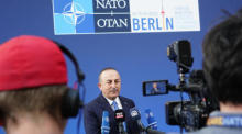 Der türkische Außenminister Mevlut Cavusoglu spricht zu den Medien, als er zu einem NATO-Außenministertreffen in Berlin eintrifft. Foto: epa/Clemens Bilan