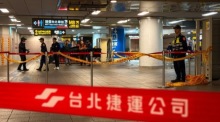 Ermittler sichern den Bereich in der Taipei Main Station, nachdem mehrere Rauchgranaten gezündet und Menschen verletzt wurden. Foto: epa/Ritchie B. Tongo