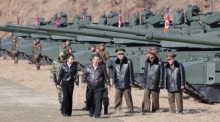 Kim Jong Un beobachtet mit Tochter Kim Ju Ae ein Militärmanöver mit neuem Panzer in Nordkorea. Foto: epa/Kcna