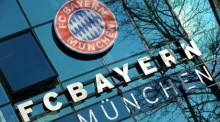 Das Logo des FC Bayern ist auf einem Bürogebäude am Hauptsitz des Vereins an der Saebener Strasse in München zu sehen. Foto: epa/Andreas Gebert