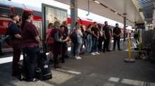 Trauernde versammeln sich an der Gedenkstätte am Mannheimer Hauptbahnhof nach dem Urteil im Fall des getöteten Zugbegleiters. Foto: dpa/Hannes P. Albert