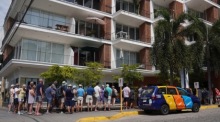 Bewohner stehen vor einem Mietshaus in Puerto Vallarta Schlange, nachdem Gewalt nach der Tötung von Nemesio Oseguera Cervantes die Stadt erschüttert hat. Foto: Arturo Montero/epa/dpa