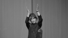 Die Schauspielerin Vera Tschechowa klatscht am 06.10.2006 bei der Verleihung des 17. Hessischen Film- und Kinopreises in der Oper in Frankfurt am Main (Hessen) Beifall. Foto: Arne Dedert/dpa