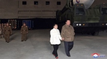 Nordkoreanischer Staatschef Kim Jong-Un, begleitet von seiner Tochter in Pjöngjang. Foto: epa/Kcna Editorial Use Only