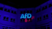 Das Logo der Partei Alternative für Deutschland wird bei der Wahlveranstaltung zur Bundestagswahl 2025 in Berlin auf ein Gebäude projiziert. Foto: EPA/Filip Singer