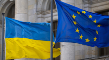Die Nationalflagge der Ukraine und die Flagge der EU wehen im Wind. Foto: Monika Skolimowska/dpa