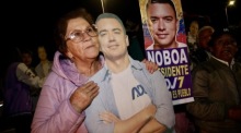 Eine Unterstützerin umarmt einen Pappaufsteller von Daniel Noboa, dem wiedergewählten Präsidenten Ecuadors, bei einer Wahlveranstaltung in Quito. Foto: EPA-EFE/Gianna Benalcazar.