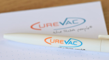 Das Logo des Biotechnologieunternehmens Curevac, aufgenommen vor dem Firmensitz. Curevac entwickelt Impfstoffe auf Basis der mRNA Technologie. Foto: Bernd Weißbrod/dpa