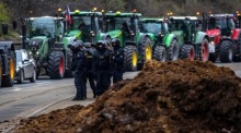Die tschechischen Bereitschaftspolizisten stehen Wache neben dem Dung, den protestierende Landwirte auf dem Weg in die Prager Innenstadt ausbringen. Foto epa/MARTIN DIVISEK