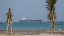 Öltanker verlässt den Hafen von Fujairah nach Angriffen im Golf von Oman. Zwei Schiffe wurden beschädigt, Spannungen in der Region nahmen deutlich zu. Foto: EPA/Ali Haider