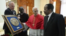 Papst Leo XIV. und der kamerunische Präsident Paul Biya bei einem Treffen im Präsidentenpalast in Yaoundé. Foto: epa/Vatican Media Handout