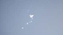 Nach einem iranischen Raketenangriff in der Nähe der Insel Yas vor Abu Dhabi hängt Rauch von einer offenbar abgefangenen Rakete in der Luft. Foto: epa/Stringer