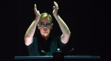 Andy Fletcher, Mitglied der britischen Synthie-Pop-Band Depeche Mode, spielt im Rahmen der "The Delta Machine Tour" auf der Bühne im Olympiastadion in Berlin. Foto: picture alliance/dpa