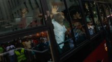 Freigelassene politische Häftlinge werden in Caracas nach einer Begnadigung verlegt, die Präsident Nicolás Maduro als Schritt zur nationalen Versöhnung ankündigte. Foto: epa/Cristian Hernandez