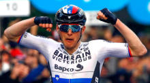 Der slowenische Fahrer Matej Mohoric vom Team Bahrain Victorious feiert seinen Sieg beim Radrennen Milano-Sanremo 2022 über 293 km zwischen Mailand und Sanremo. Foto: epa/Roberto Bettini