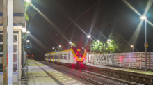 Ein Zug steht nach einem Notfalleinsatz am Bahnhof Ettlingen-Bruchhausen. Ein Bahn-Sicherheitsmitarbeiter wurde bei einem Streit lebensgefährlich verletzt. Foto: dpa/Melanie Keul/einsatzreport24